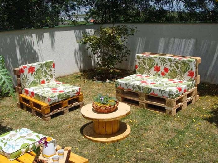 Retro Pallet Furniture For A Summery Garden Scene