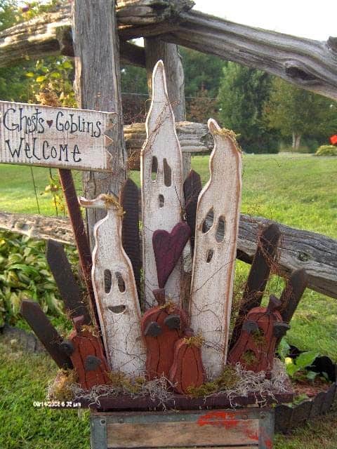 Farmhouse Frights Halloween Sign