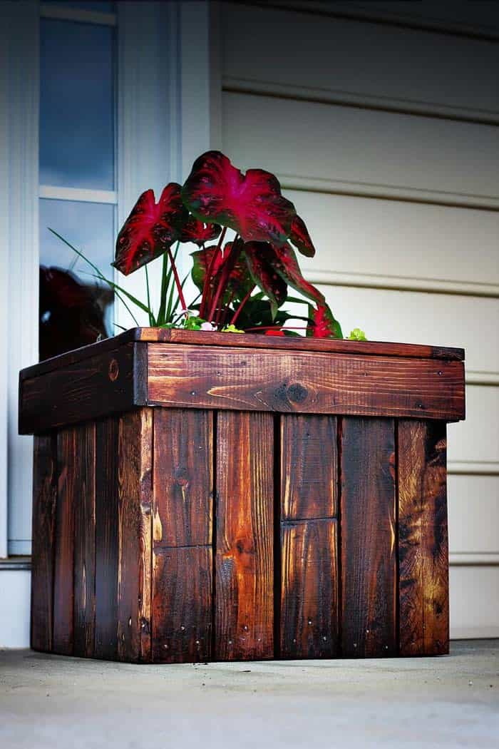 Decorate with an Elegant Dark Wood Pallet Planter