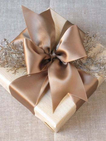 Make a Sleek Christmas Bow with a Silk Cloth