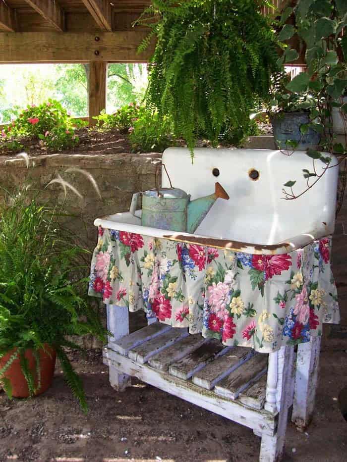 Transform an Old Sink into a Vintage Garden Focal Point