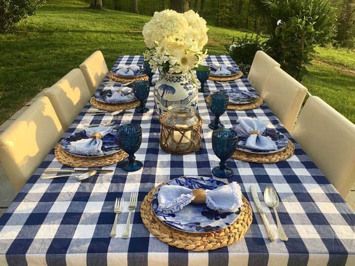 Blue And White Summer Table Decor Idea