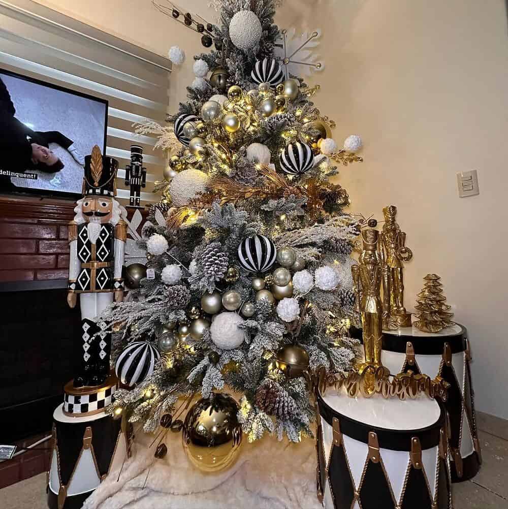 Chic Christmas Tree Decor