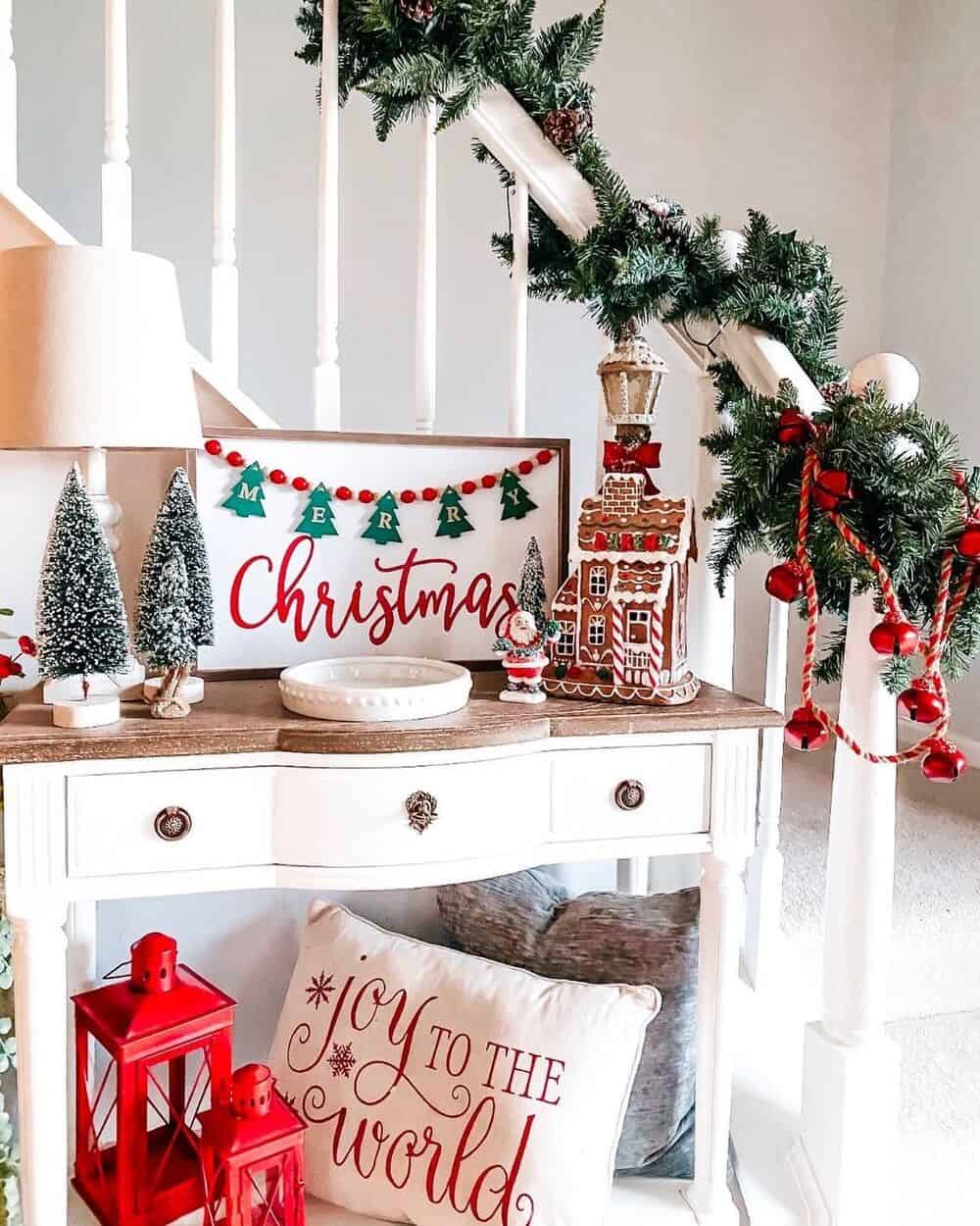 Liven Up Your Staircase with Christmas Decor Inspiration Idea