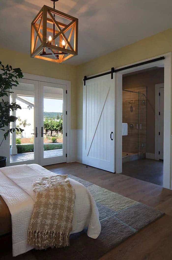 Sunny Cottage Space With Sliding Barn Doors