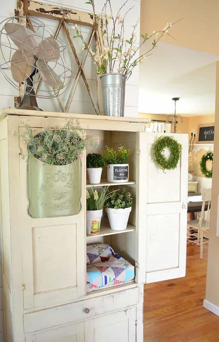 Multiple Flower Pots And Wreath Décor