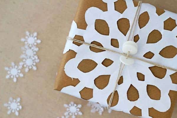 Cover Your Gift with a Paper Snowflake Decor