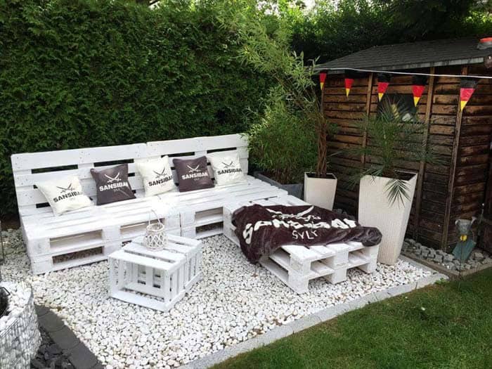 Create a Cozy Garden Lounge with Reclaimed Pallets