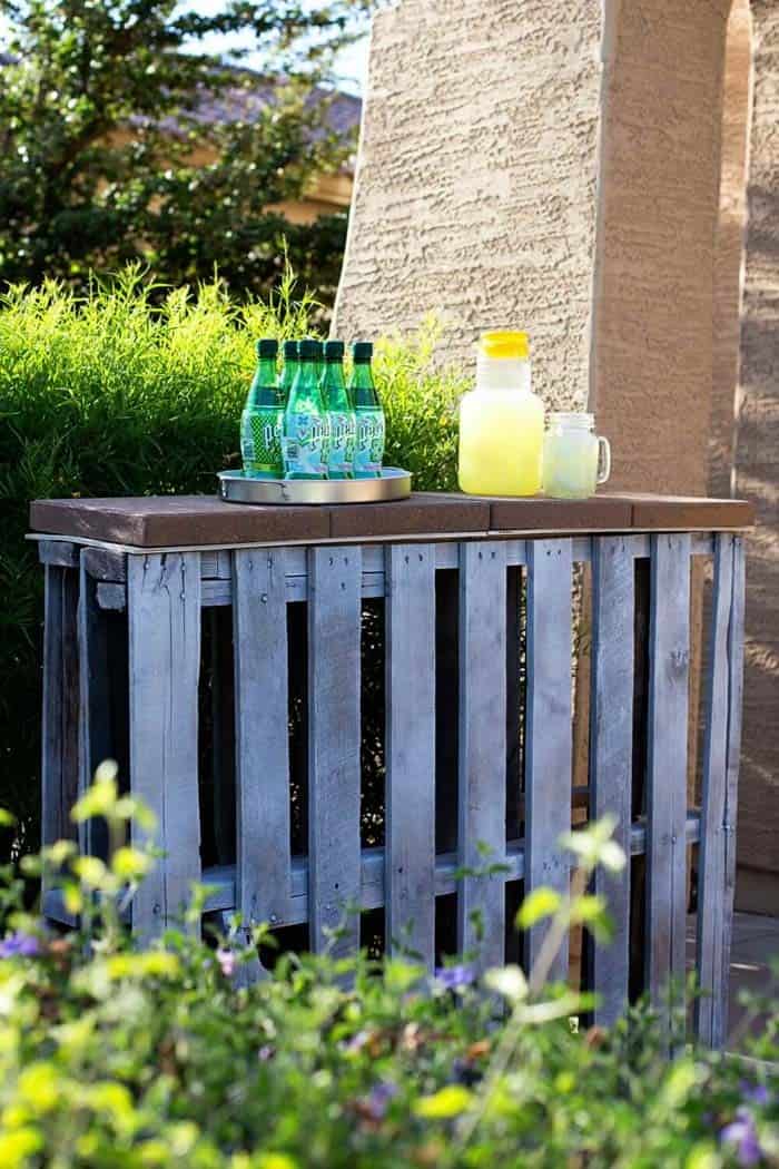 Pretty Painted Pallets Make An Easy Bar