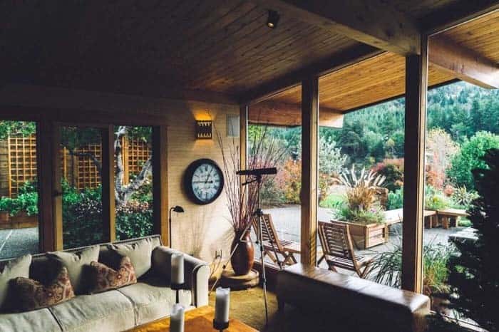 Wooden Roof Brings the Outdoors Inside