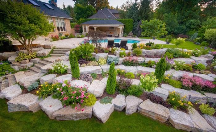 Layered Landscape in a Pool’s Transitional Area