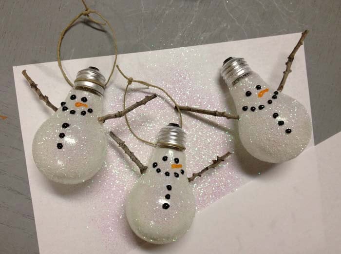 Modify Plain Ornaments into Decorations with Glitter Coats