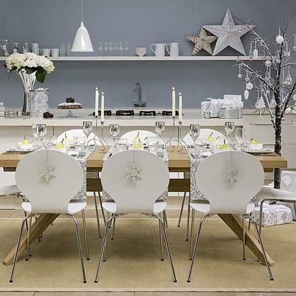 Make Your Dining Table Sparkle with Christmas Elements