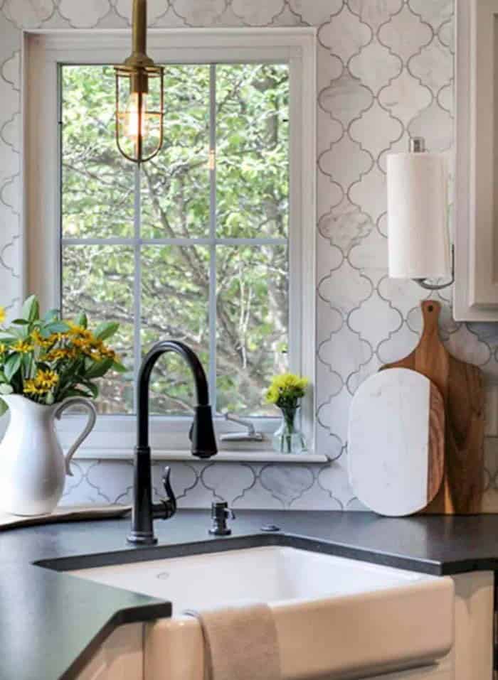 Grey Arabesque-Shaped Backsplash