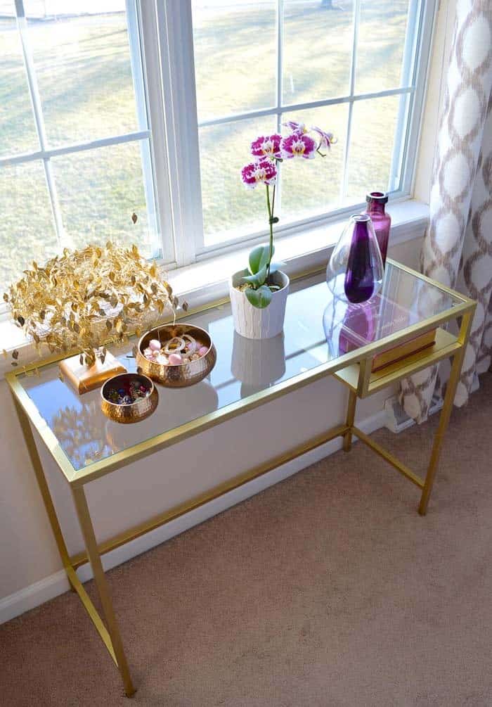 Metal Accents As Golden Console Table Décor Pieces