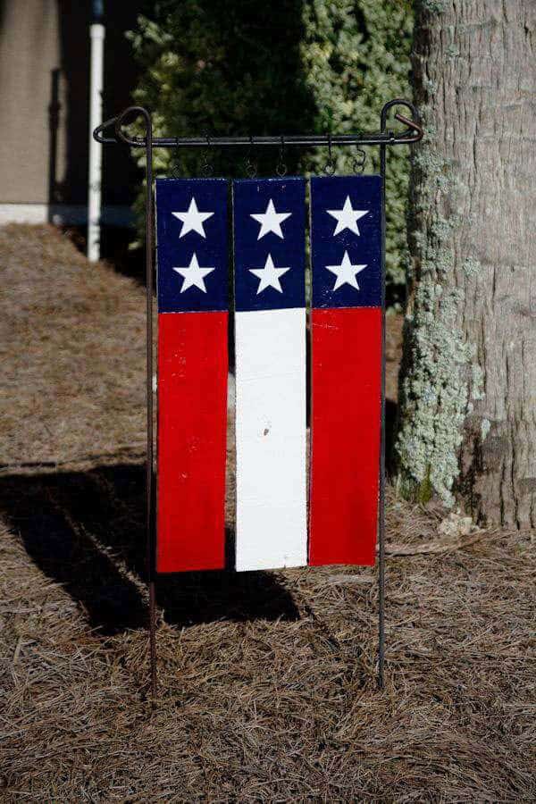 Simple Patriotic Garden Flag From Pallets