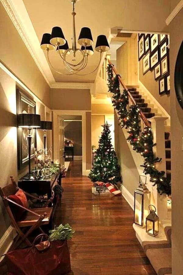 Keep it Simple with Christmas Staircase Decorations