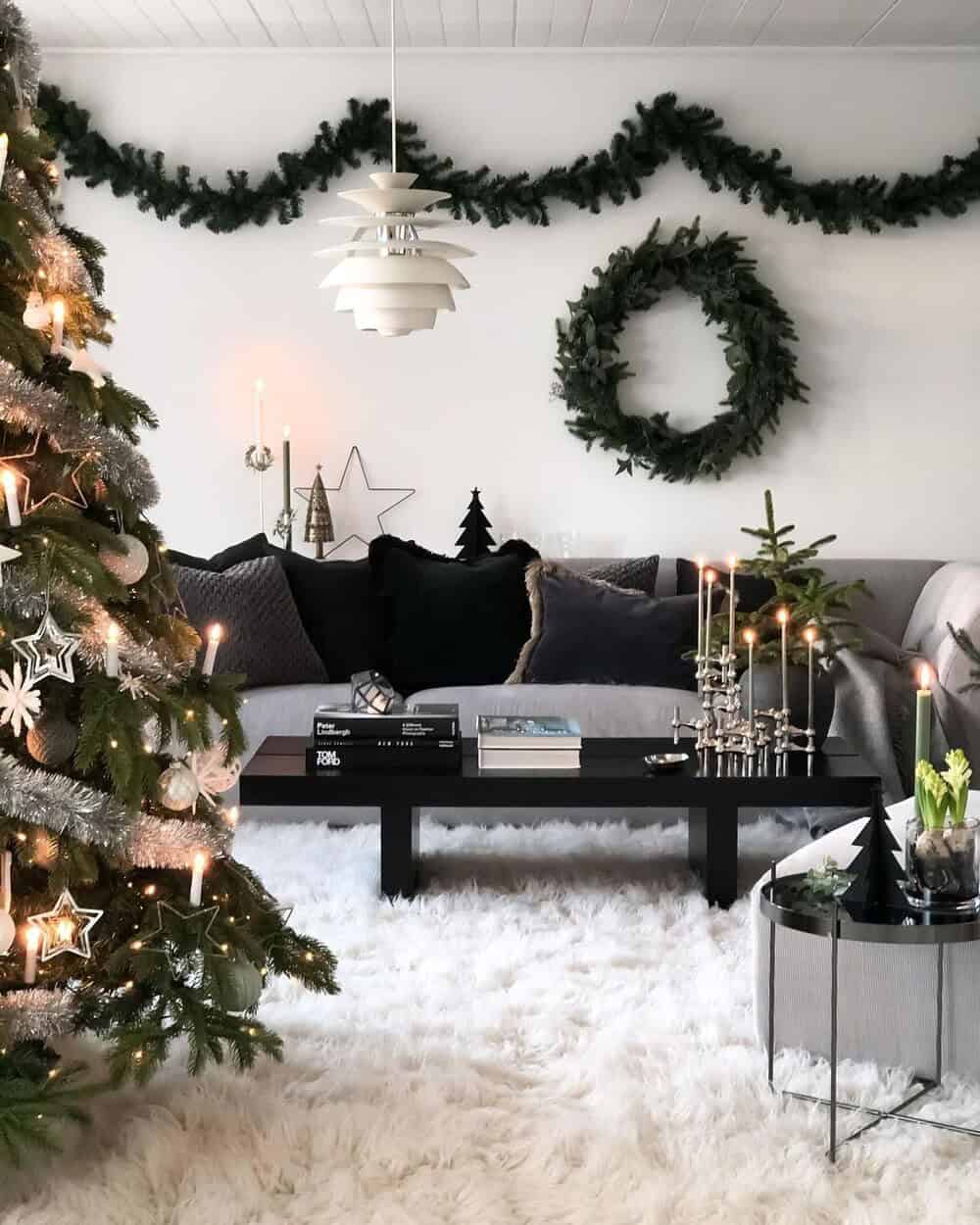 Black And Gold In The Christmas Interior