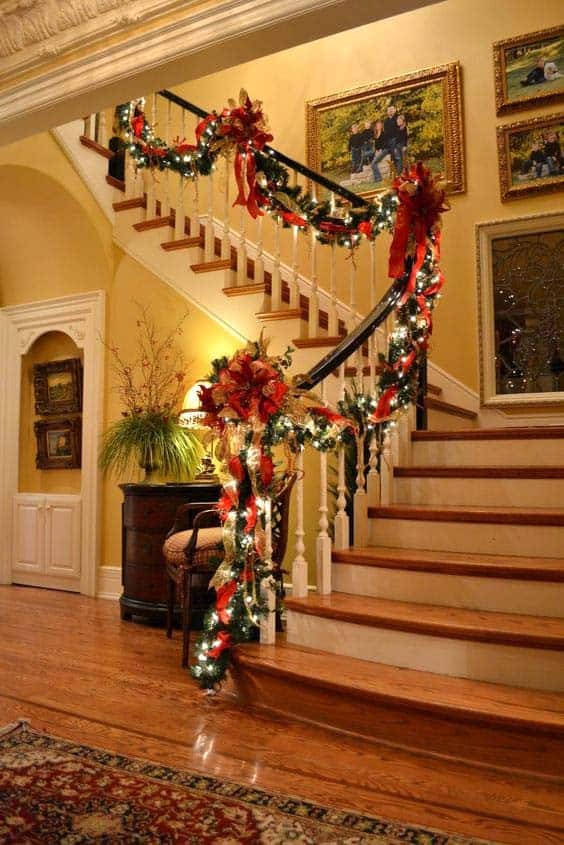 Keep it Loose with Your Staircase Garland