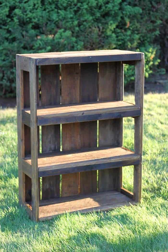 DIY Pallet Bookshelf Design Has Rustic Simplicity