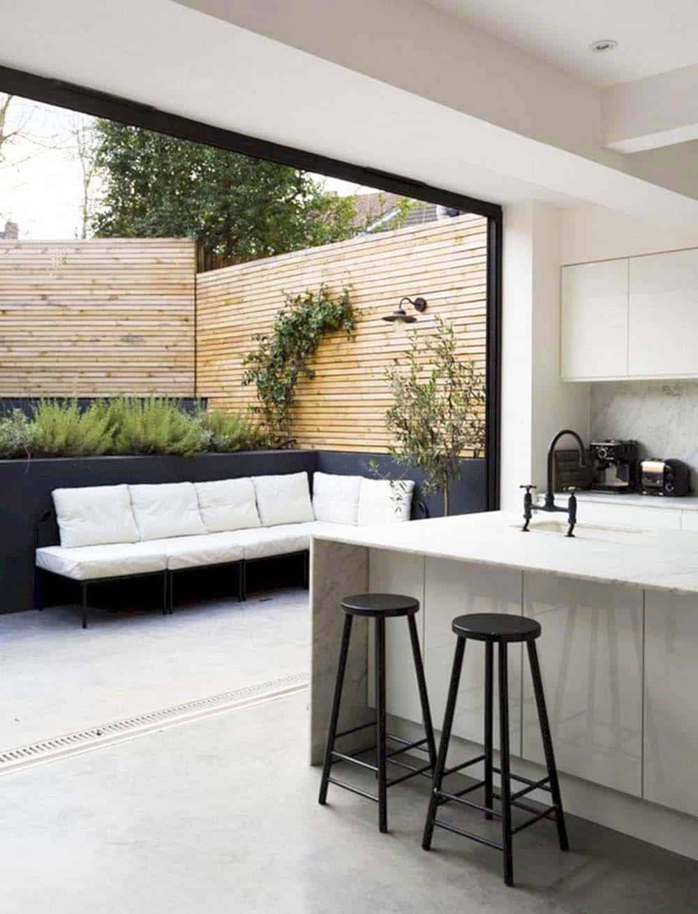 Sleek Outdoor Kitchen