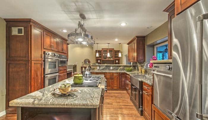 Enhance a Kitchen Ambience with Mahogany Wood Cabinets