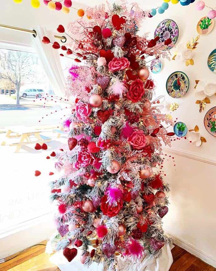 Red Roses and Tinsel Tree for a Romantic Valentine’s Day