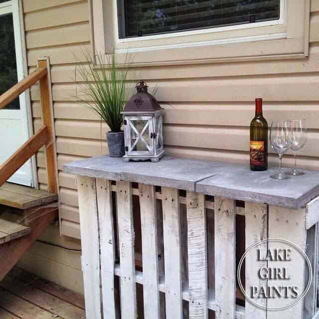 Easy DIY Pallet Bar With Paver Top