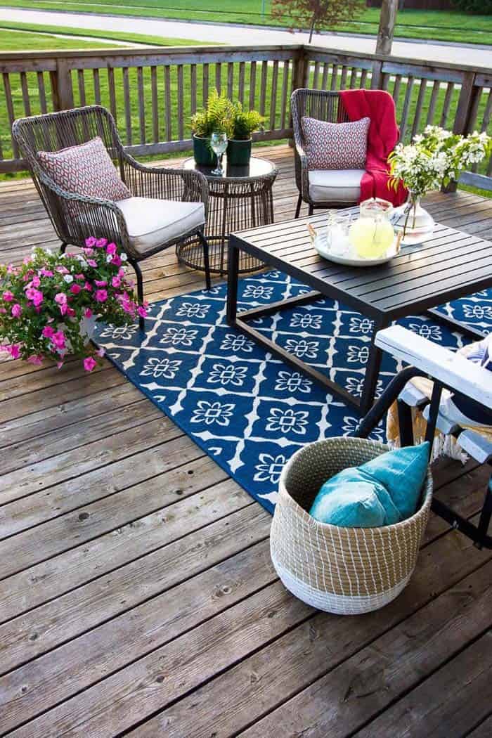 Inviting Porch Decor with Wicker Chairs and a Park-Style Bench