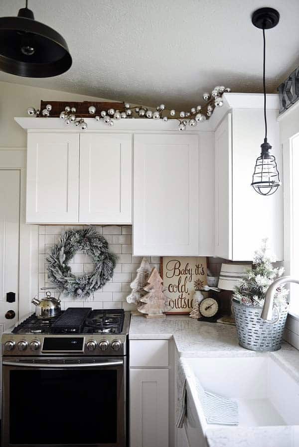 Decorate Your Kitchen with Subtle White and Brown Garland