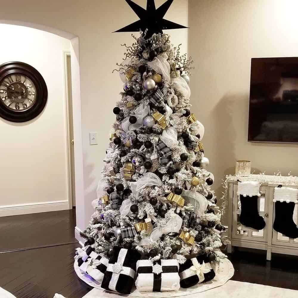 A Classy Black, White And Gold Christmas Tree