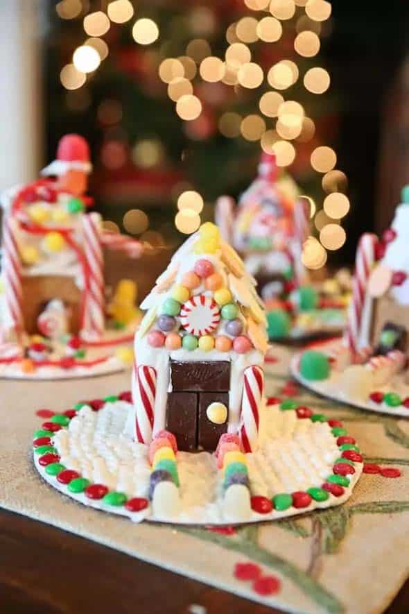 Create a Festive Gingerbread House with Graham Crackers