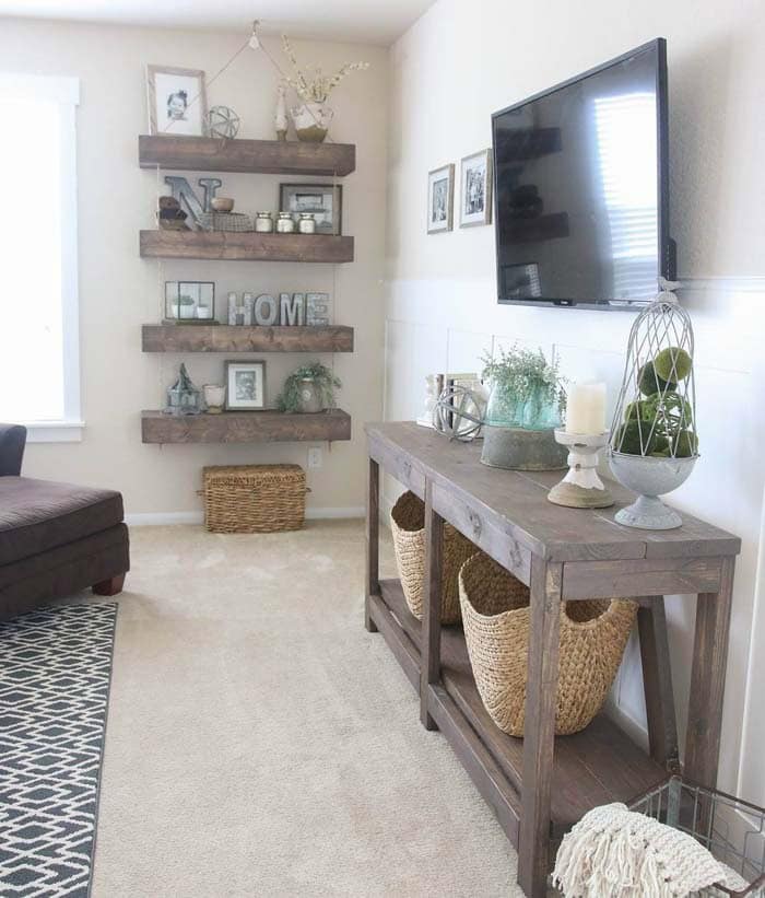 Integrate Distressed Wood Décor