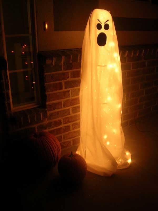 DIY Porch Ghost From A Tomato Cage