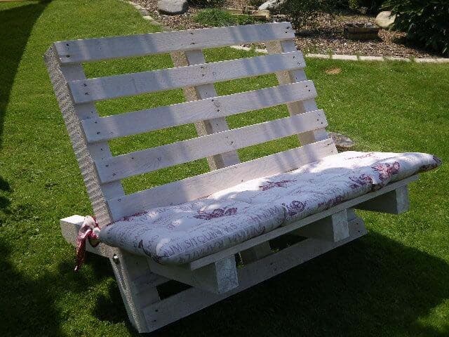 Create a Chic Outdoor Bench from Two Pallets