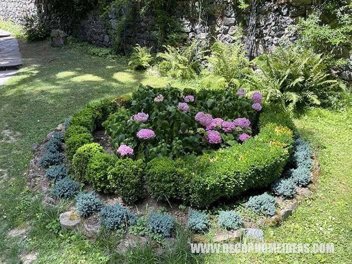 Round Flower Bed Idea