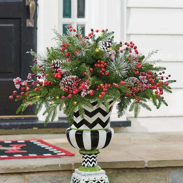 Striking Holiday Centerpiece With a Modern-Traditional Fusion