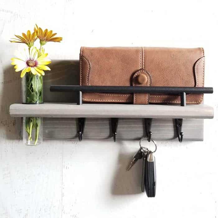 Compact Key Holder With Vase Decoration