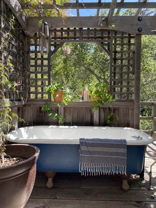 Amazing Outdoor Bathtub