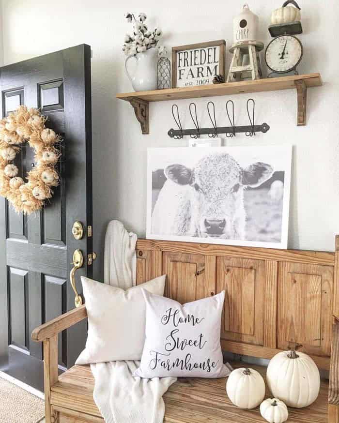 Entryway Shows Off Whimsical Farmhouse Décor