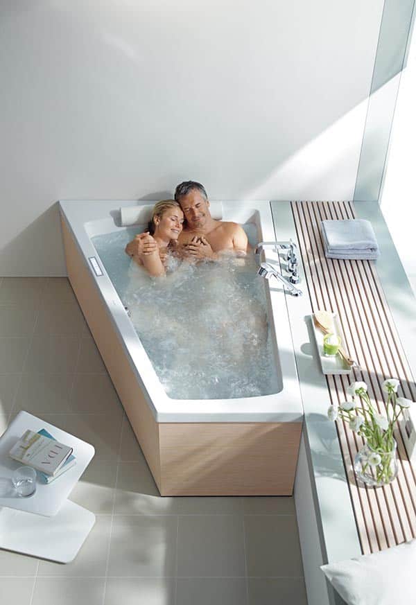 Enjoy Quality Time with a Loved One with a Chic Bathtub