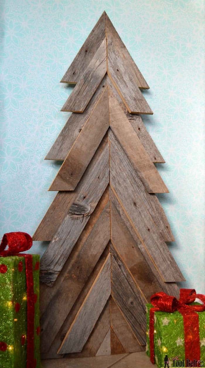 Repurpose Pallet Slats into a Rustic Christmas Tree