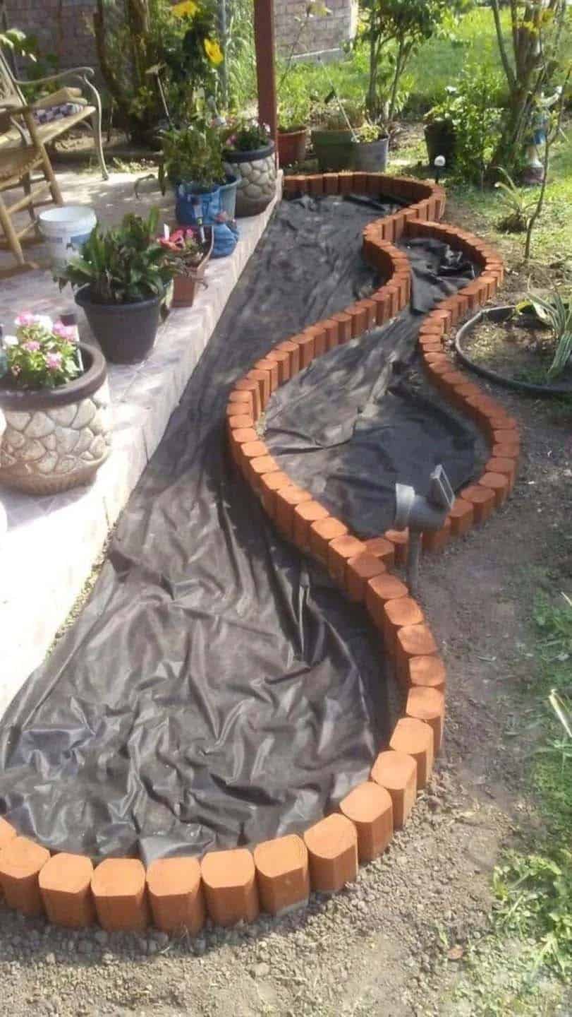 Wave-shaped Small Garden With Concrete Blocks