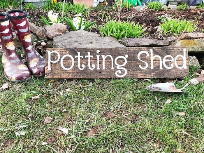 Turn Outdoor Potting Shed with a DIY Pallet Upcycle