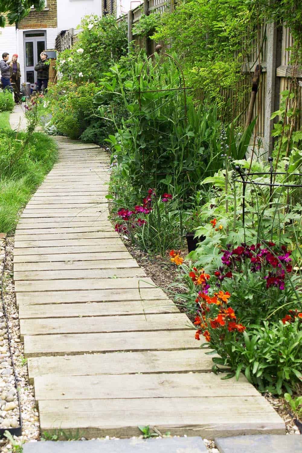 Easy Upcycled DIY Garden Path With Pallet Slats