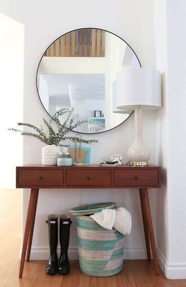 Combine Mirrors and Tables to Enhance Entryway Aesthetics