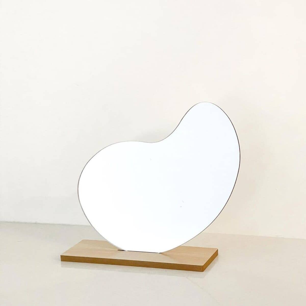 Free-standing Blob Mirror