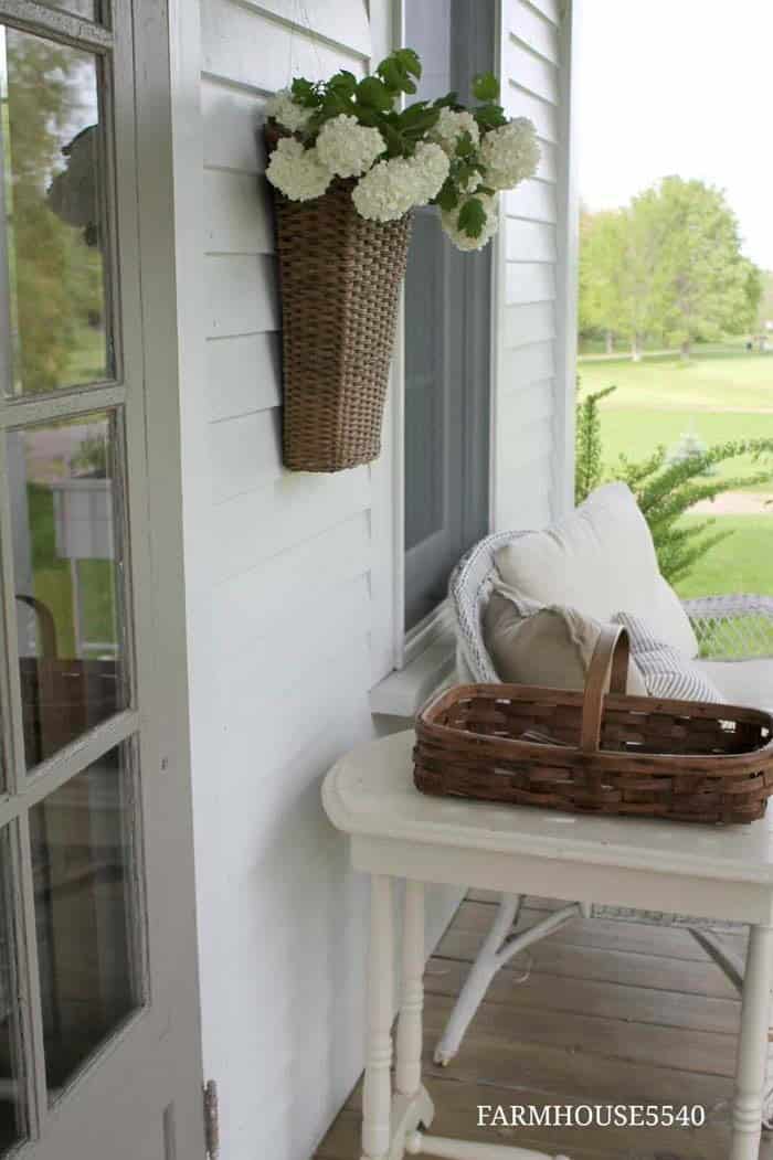 Hang Flower Planters to Enhance Outdoor Decor