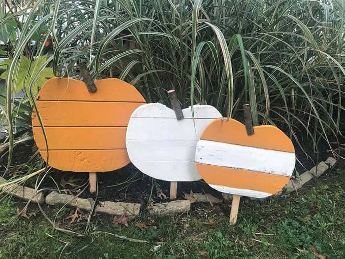 Craft Spooky Pallet Pumpkin Decorations