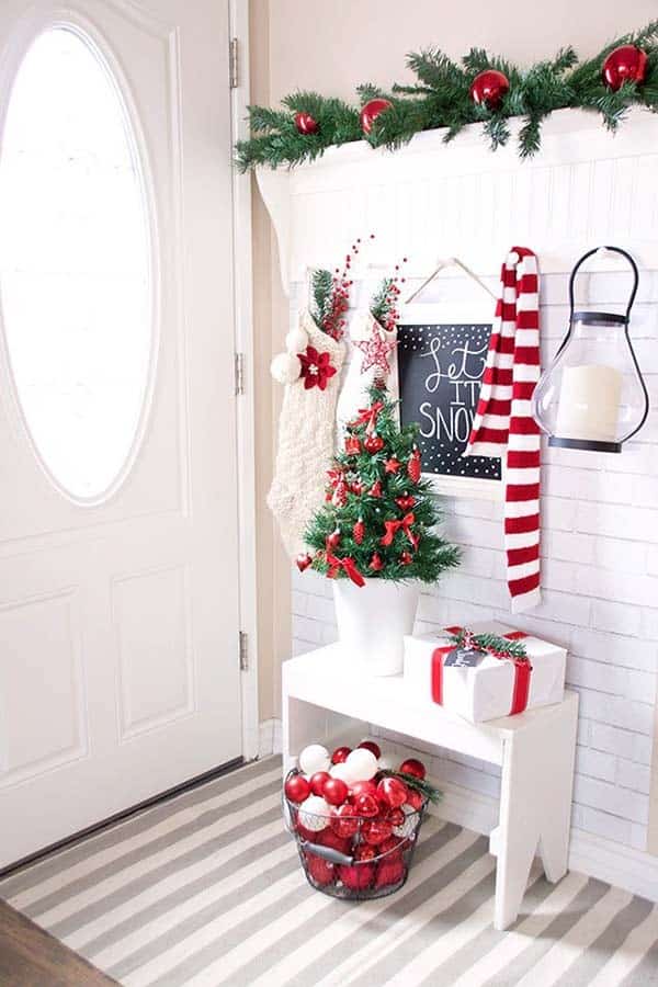 Maximize Space with a Chic Entryway Holiday Decor